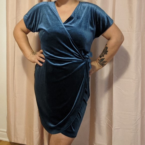 Reitmans Dresses & Skirts - 🎃SALE🎃 5/25$ Reitmans - Womens Blue Velvet cocktail wrap dress